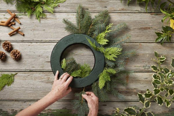How to Make a Christmas Wreath Step by Step, Simple Guide